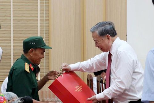 Tổng Bí thư Tô Lâm thăm Khu di tích Kim Liên và tặng quà tại huyện Nam Đàn
