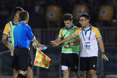 Mùa giải chật vật của trọng tài