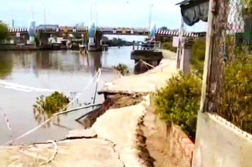 Bạc Liêu: Sạt lở kinh hoàng, nhiều mét mặt đường bị sông 'nuốt chửng'