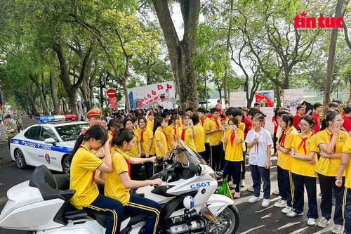 Cảnh sát nhí 'gây sốt' trên phố đi bộ hồ Hoàn Kiếm