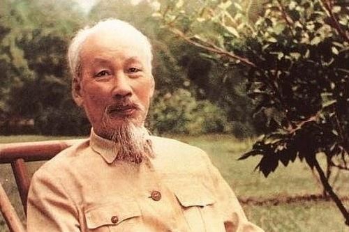 Chân dung Chủ tịch Hồ Chí Minh qua trang sách
