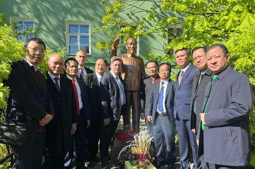 An vị tượng Chủ Tịch Hồ Chí Minh tại khuôn viên trường Đại học Quốc gia Saint Petersburg (Nga)