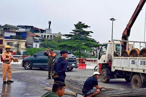 Xử lý tài xế xe tải chở sắt làm rơi xuống đường