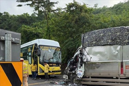 Hai xe ô tô va chạm trên Quốc lộ 6 làm 1 người bị thương nặng