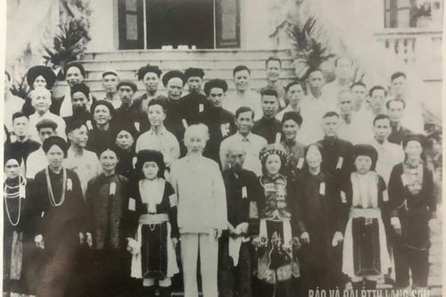 Người phụ nữ dân tộc Dao gặp Bác
