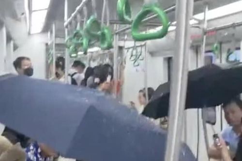 Hà Nội: Khách bất ngờ phải… che ô khi đi metro Cát Linh - Hà Đông
