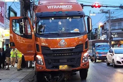Từ việc xe tự trôi cán tử vong người chờ đèn đỏ: Dừng, đỗ ô tô thế nào để không gây họa?