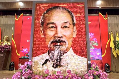 Bức chân dung Bác Hồ ghép từ hàng vạn đóa sen