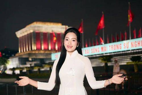 Sao Mai Huyền Trang khiến khán giả xúc động nghẹn ngào khi hát về Bác