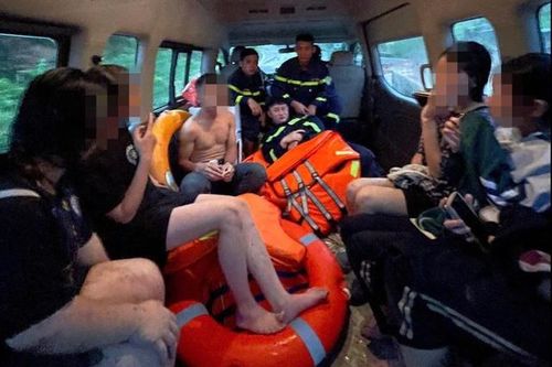 Giải cứu 11 học sinh mắc kẹt giữa dòng suối Cái trong mưa lớn