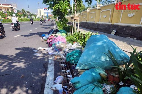 TP Hồ Chí Minh: Rác thải đổ bừa bãi trên nhiều tuyến đường gây ô nhiễm môi trường