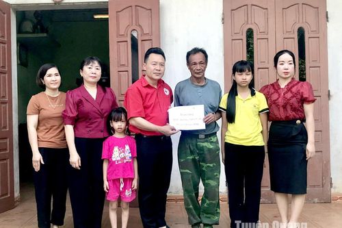 Trao học bổng 24 triệu đồng cho 3 con của anh Nguyễn Vấn Vương