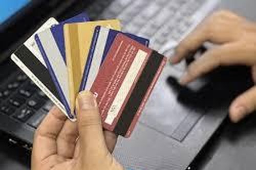Bắt đối tượng mua bán trái phép nhiều tài khoản ngân hàng