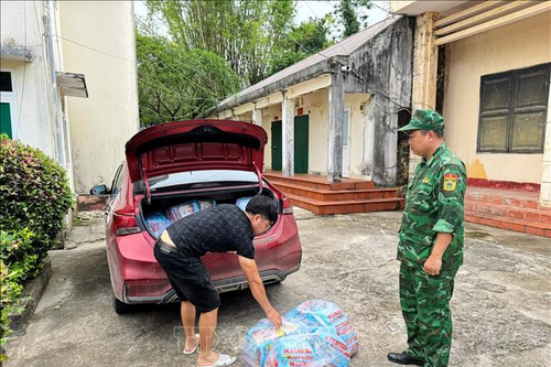 Bộ đội Biên phòng liên tiếp bắt 2 vụ vận chuyển thực phẩm không rõ nguồn gốc