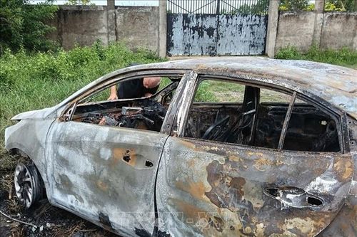 Xe ô tô bốc cháy trơ khung sắt khi đang lưu thông