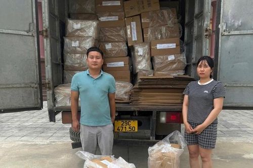 Giám đốc cùng chị gái buôn bán hơn 55.000 bao thuốc lá giả trên mạng xã hội