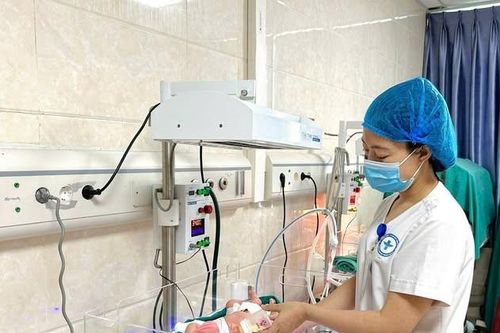 Cứu trẻ đẻ non suy hô hấp do chậm tiêu dịch màng phổi