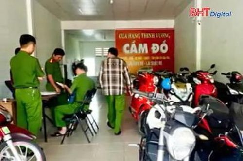 Phát hiện nhiều hung khí trong cơ sở cầm đồ không giấy phép