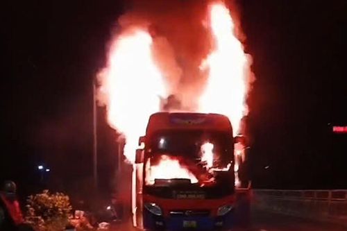Xe khách bị hỏa hoạn trên Quốc lộ 1