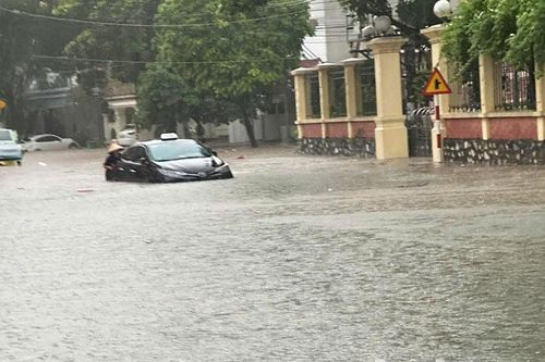 Mưa lớn gây ngập úng cục bộ nhiều khu vực trong tỉnh