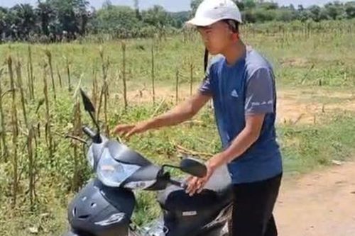 Móc cốp xe máy giữa đồng