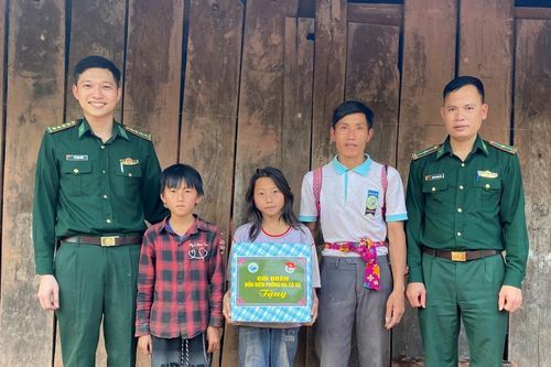 Người lính quân hàm xanh sát cánh với giáo dục vùng biên