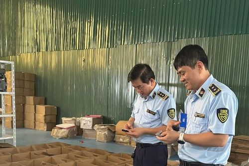 Phát hiện cơ sở lắp ráp điện thoại 'Made in China' có dấu hiệu vi phạm