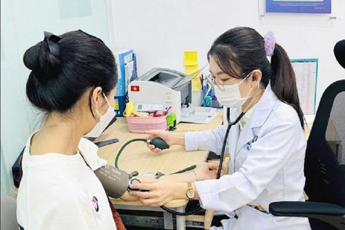 Bác sĩ Long Châu kịp thời cứu người bị đột quỵ ngay 'thời điểm vàng'