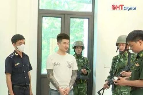 Bắt đối tượng tàng trữ súng ngắn, ma túy