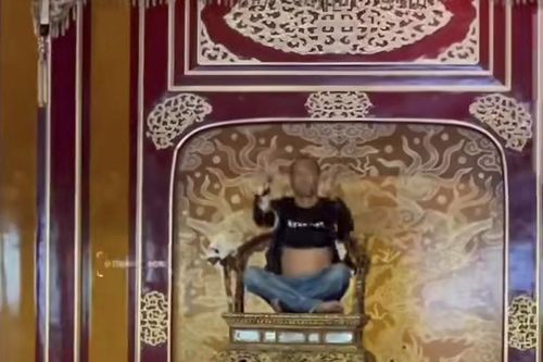 Người đàn ông lẻn vào Điện Thái Hòa, trèo lên ngai vua triều Nguyễn