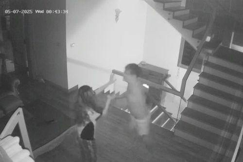 Phẫn nộ clip chồng hành hung vợ dã man giữa đêm khuya