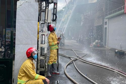Phối hợp nhiều lực lượng khống chế đám cháy giả định tại khu dân cư