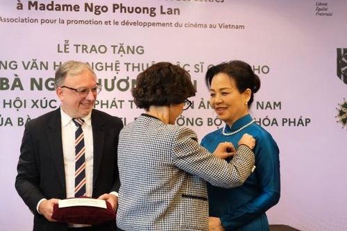 TS. Ngô Phương Lan nhận Huân chương Văn học Nghệ thuật bậc Sĩ quan của Pháp