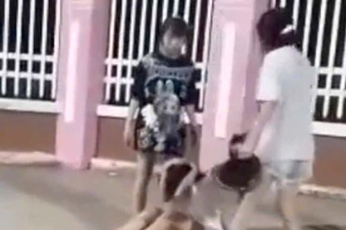 Nữ sinh bị đánh hội đồng trước cổng trường