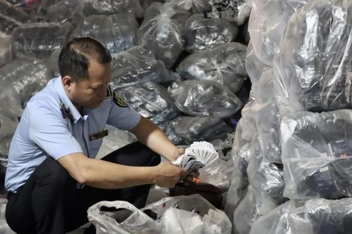Phát hiện xưởng sản xuất tất giả nhãn hiệu nổi tiếng tại Hà Nội