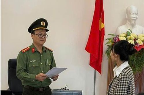 Khởi tố 3 đối tượng vận chuyển tiền trái phép