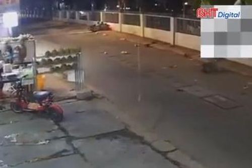 Tài xế ô tô dấu hiệu say xỉn lấn làn, tông 2 xe máy