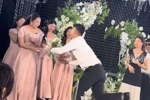 Chàng trai cầu hôn nhầm người trong đám cưới và cái kết