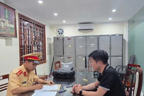 Đi lùi trên cao tốc, tài xế ô tô bị phạt 35 triệu, trừ 10 điểm GPLX