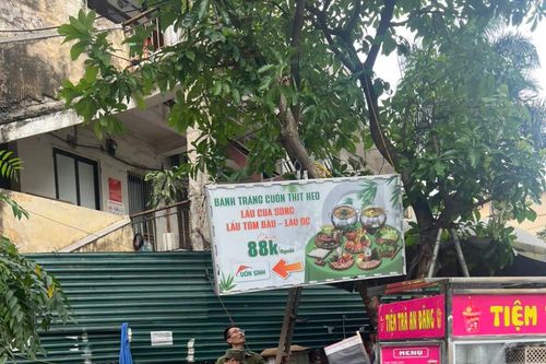 Quận Thanh Xuân xử lý hàng loạt trường hợp lấn chiếm vỉa hè, vi phạm trật tự đô thị