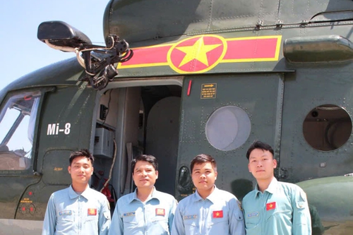 Trung đoàn Không quân 930 tổ chức thành công ban bay thả đơn cho học viên trên máy bay Mi-8