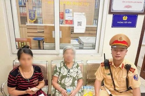 Cụ bà gần 80 tuổi đi lạc được giúp đỡ trở về gia đình