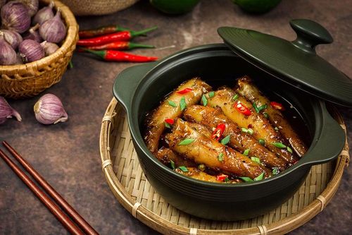 Vì sao cá kho hai lửa ngon hơn nấu một lần?