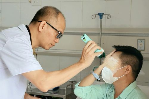 Tiêm filler xóa nhăn trán, nam trung niên 45 tuổi bị mù mắt trái không thể cứu chữa