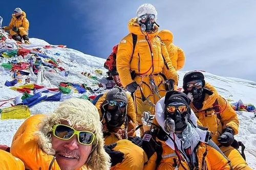 Hàng trăm người xếp hàng chờ chinh phục đỉnh Everest