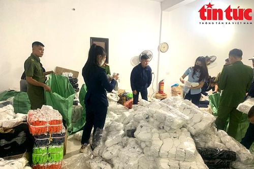 Khởi tố đối tượng sản xuất hàng trăm nghìn đôi bít tất giả mạo nhãn hiệu nổi tiếng