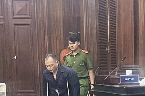 Bị hại bức xúc trước thái độ ngạo mạn của giám đốc chống nạng hầu tòa