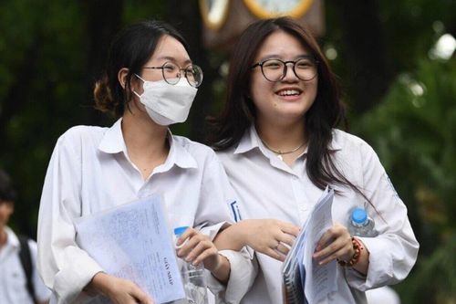 Giỏi tiếng Anh, nữ giới nên chọn ngành học gì để lương cao?