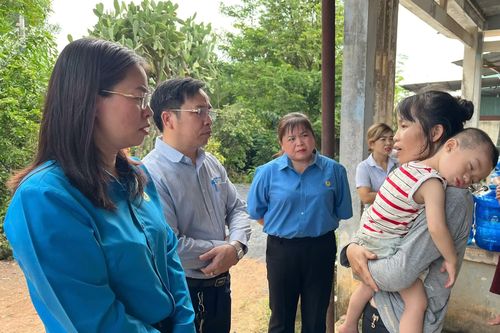 Thăm, hỗ trợ công nhân và gia đình các nạn nhân bị tai nạn lao động do ngạt khí CO