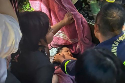 Giải cứu thành công cháu bé 8 tuổi bị kẹt tay trong đường ống đài phun nước